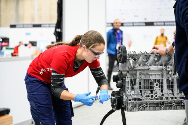 KFZ Technik - Leonie Tieber arbeitet an einem Motor
