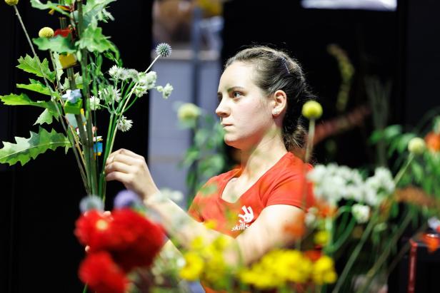 Floristen - Sophie Bretterklieber hält Blumen in der Hand