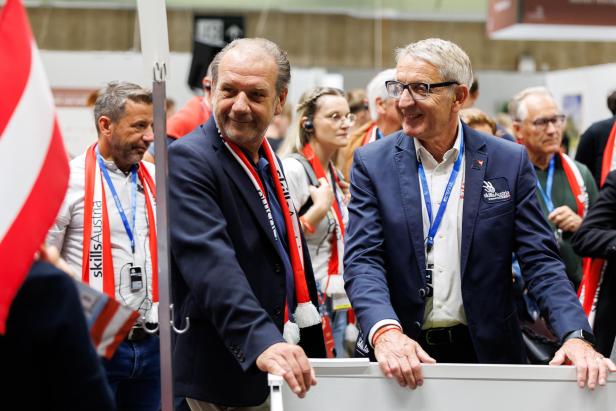 WKÖ Vizepräsident Andreas Robert Herz und Präsident SkillsAustria Josef Herk schauen den Teilnehmern zu