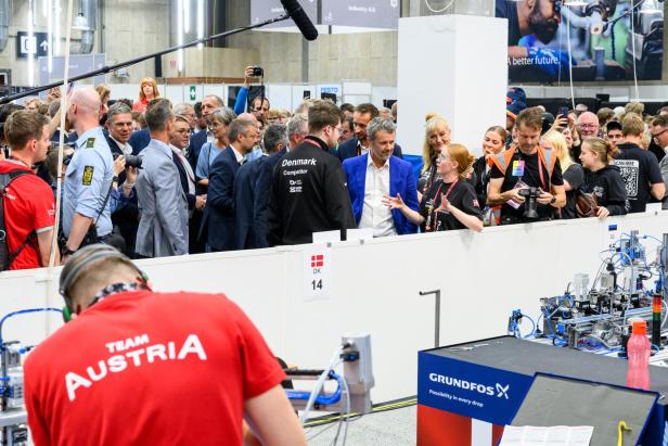 Royaler Besuch: König Frederik X. war bei den EuroSkills König Frederik X. beobachtet Team Austria