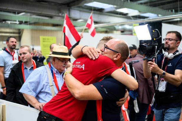 LKW Techniker Raphael Gremmel fällt Jürgen Kraft in die Arme Ein Teilnehmer fällt Jürgen Kraft in die Arme