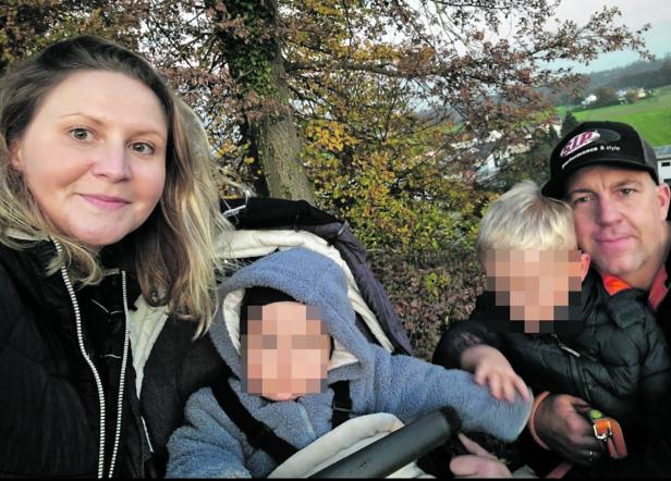 Mutter und Vater mit zwei kleinen Buben