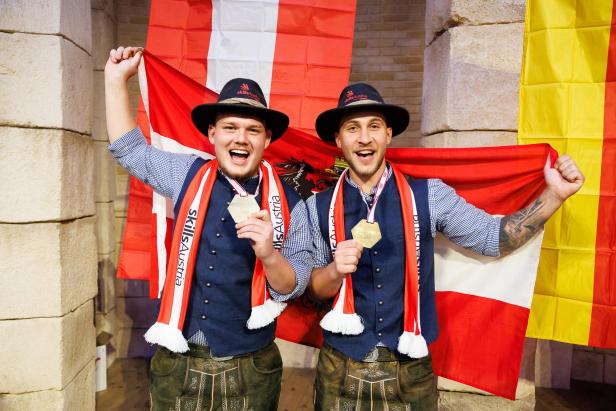 Lukas Ritzberger und Lukas Miedler, Betonbauer mit Medaillen und Österreich-Flagge.