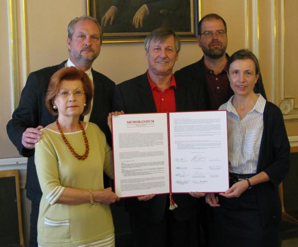 UNESCO-Memorandum anno 2018: Bezirkschef Hohenberger (Mitte) mit Schuhböck (links hinten) und Denkmalschützern. 