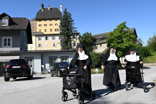 Drei Nonnen auf einem Weg 