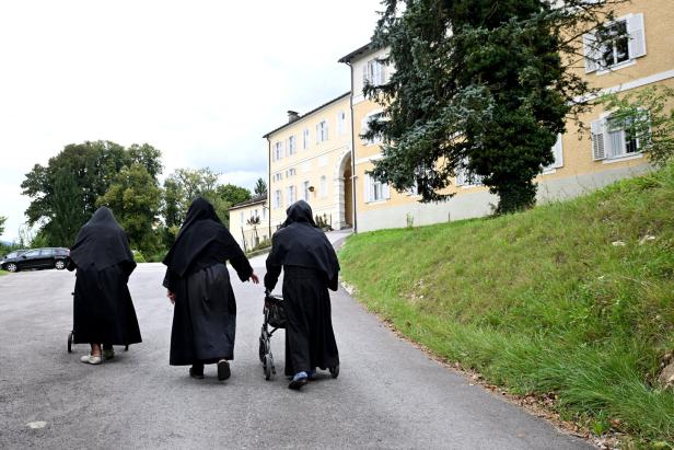 Drei Nonnen auf Weg vor Kloster