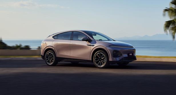 Der XPeng-SUV G6 in einem dynamischen Foto auf einer Küstenstraße.