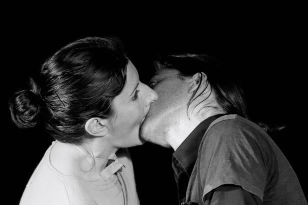 Ulay und Marina Abramović während der Perfomance "Breathing In, Breathing Out", ihre Münder aufeinander