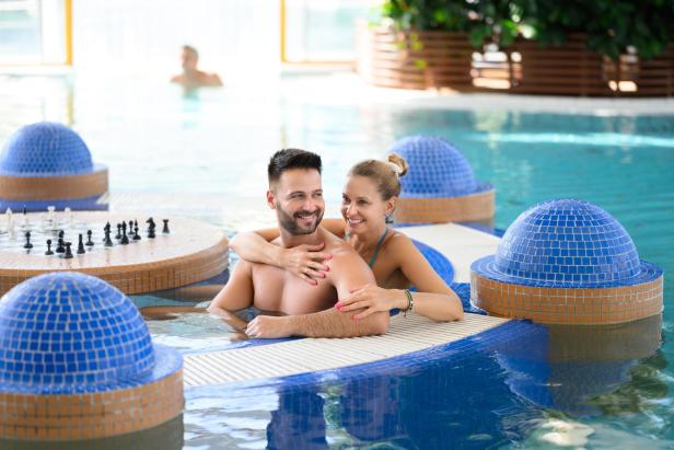 Ein Mann und eine Frau im Schwimmbecken.