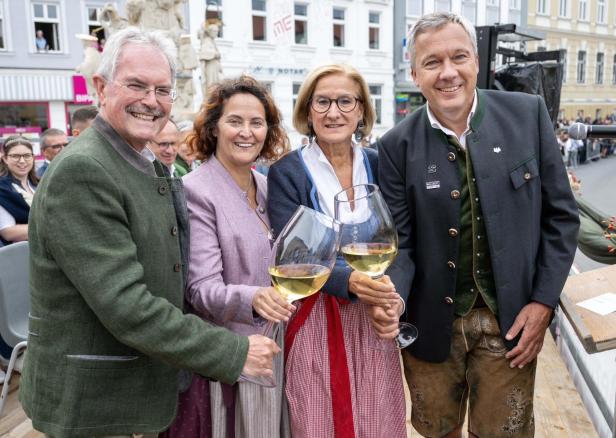 Landtagspräsident Karl Wilfinger, Bürgermeisterin Gudrun Sperner-Habitzl, Landeshauptfrau Johanna Mikl-Leitner, Festpräsident Fritz Strobl (v. l.)