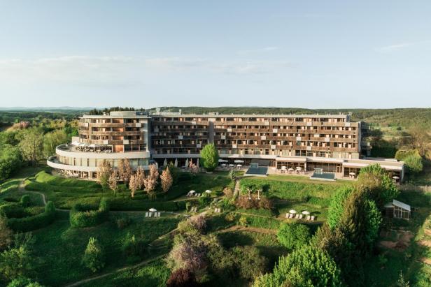 Das Falkensteiner Balance Resort Stegersbach liegt inmitten einer grünen Hügellandschaft.