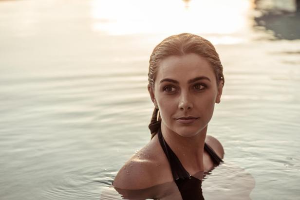 Eine Frau steht im Wasser, möglicherweise im Falkensteiner Balance Resort Stegersbach.