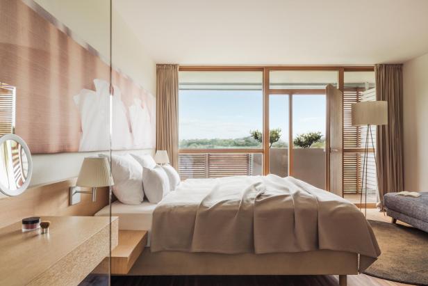 Ein Schlafzimmer im Falkensteiner Balance Resort Stegersbach mit Blick auf die Landschaft.