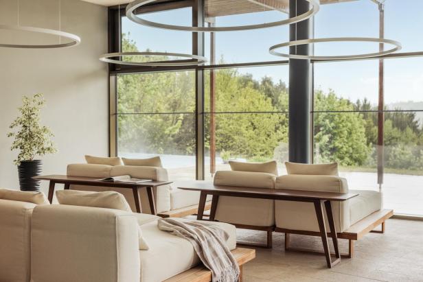 Lounge-Bereich im Falkensteiner Balance Resort Stegersbach mit Blick auf die grüne Landschaft.