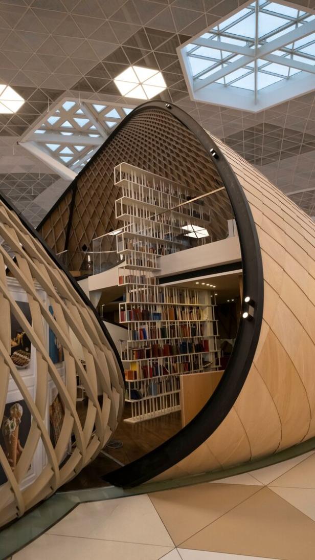 Eiförmige, begehbare Gebilde, in denen Bücherregale stehen.