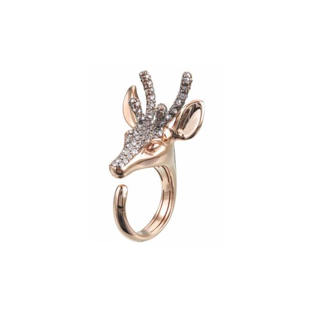 Ein goldener Ring in Form eines Hirschkopfes, besetzt mit Diamanten.