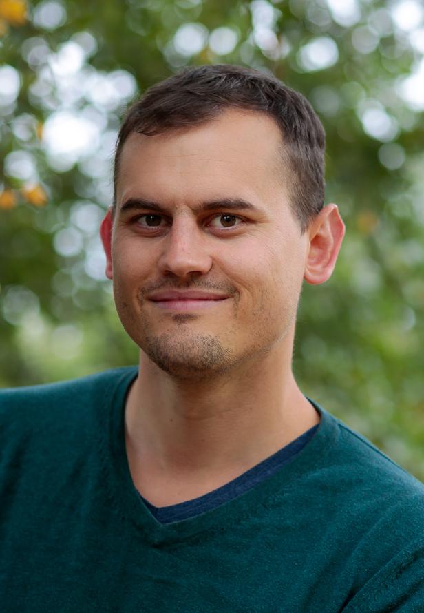 Ein Mann in grünem Shirt, Jakob Mitterhauser, posiert lächelnd für das Foto.