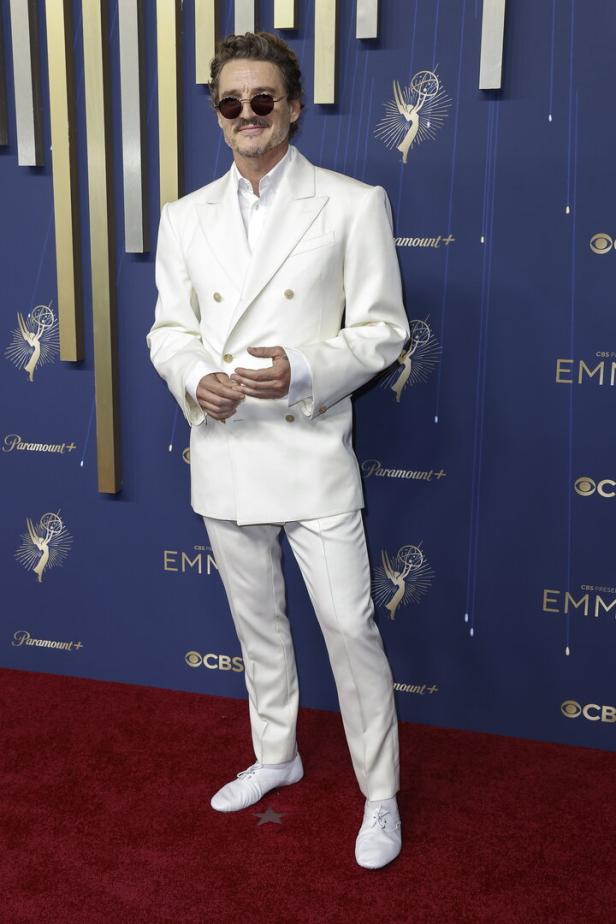 Pedro Pascal in einem weißen Anzug bei den 77. Emmy Awards.