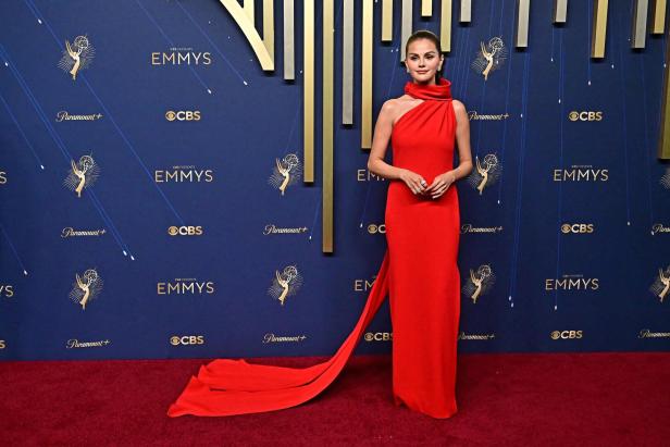 Selena Gomez als Lady in Red – mit Schleppe von Louis Vuitton.