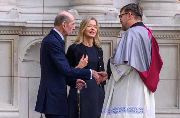 Edward, Herzog von Kent, und seine Tochter Lady Helen Taylor im Gespräch mit einem Priester. 