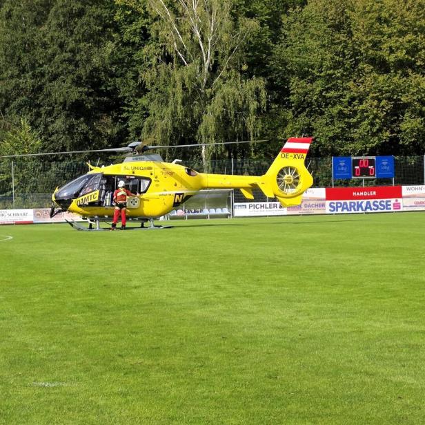 Der ÖAMTC-Notarzthubschrauber am Spielfeld in Kirchschlag