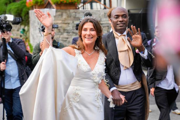 Ein strahlendes Brautpaar - Prinzessin Märtha Louise und Durek Verrett - winkt inmitten von Fotografen und Zuschauern.
