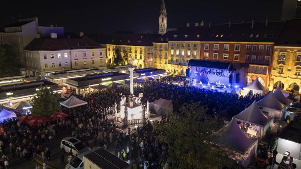 Ein gut besuchter Hauptplatz vor der Festbühne