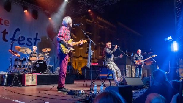 Wir4plusEINS mit Austropop-Legende Wolfgang Ambros brachte am Samstagabend als Abschluss des Stadtfests mehr als 4.000 Menschen zum Mitsingen 