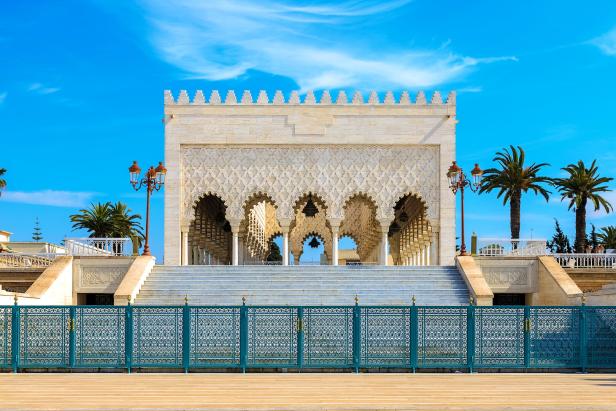 Blick auf das schneeweiße Mausoleum von Mohammed V vor dem blauen Himmel. Rabat, Marokko.