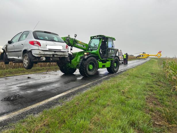 Pkw wird mit schwerem Gerät abtransportiert