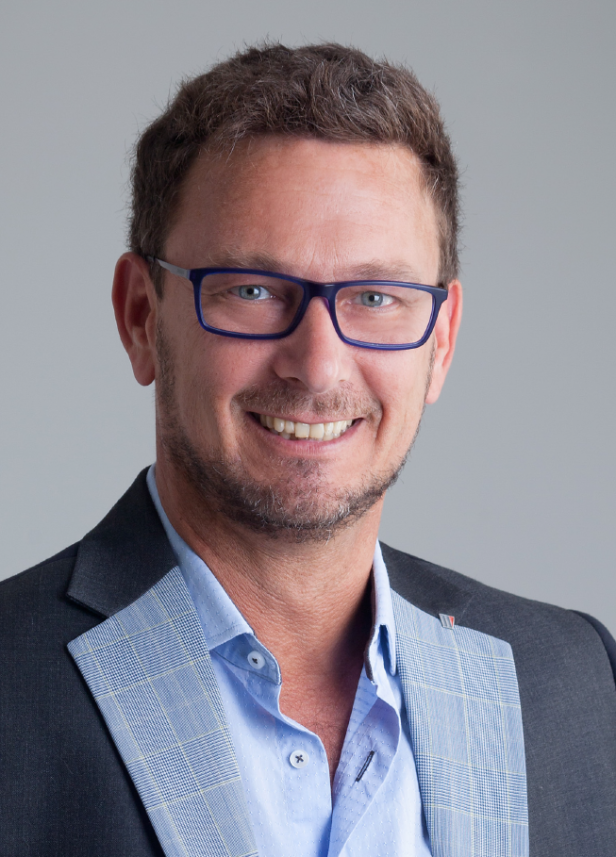 Ein Mann im Anzug 