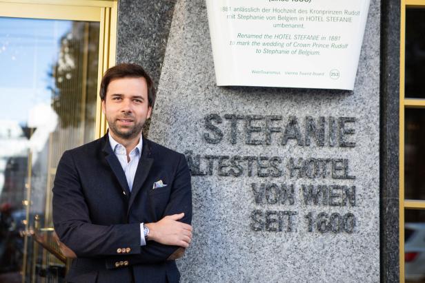 Alexander Schick, Chef des Hotel Stefanie, steht vor dem Hotel.