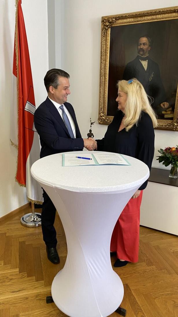 Dominik Nepp mit Kristin Brinker von der Berliner AfD beim Händeschütteln