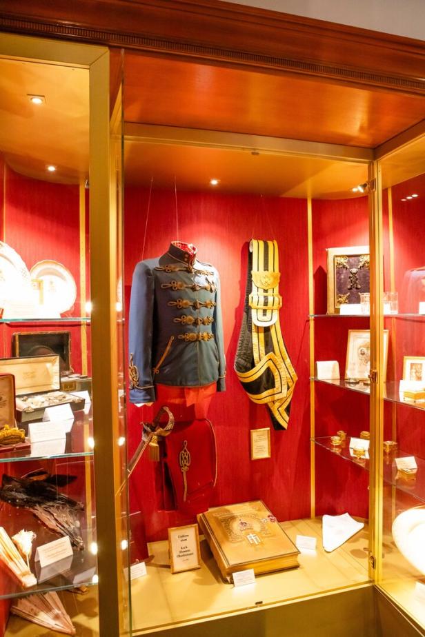 Uniform eines k. u. k. Husaren-Oberleutnants im Hotel Stefanie.