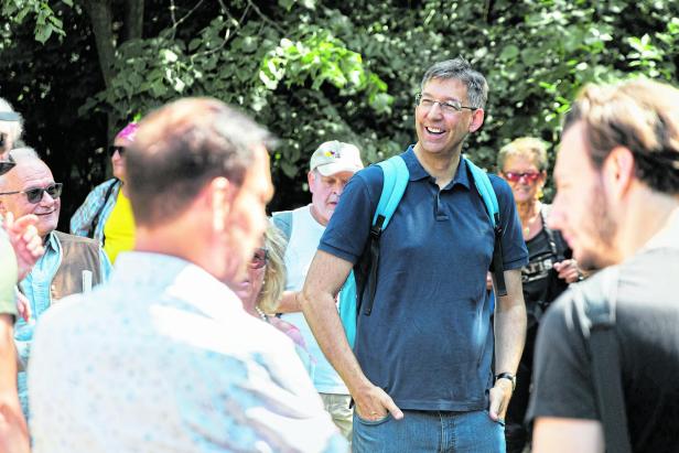 Wiens ÖVP-Chef Markus Figl mit Wanderrucksack in einer Menschenmenge.