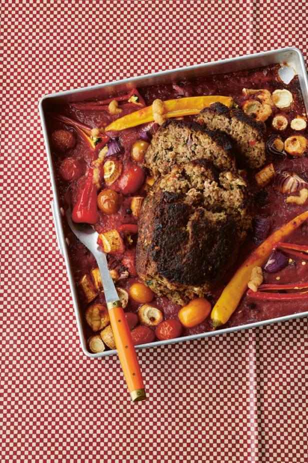 „Hackbraten“ mit Ofengemüse aus dem Kochbuch „Natürlich Maria“ von Sterneköchin Maria Groß.
