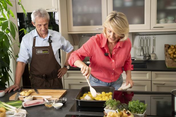 Ein Mann und eine Frau kochen gemeinsam in einer modernen Küche.