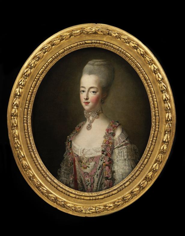 Ein Porträt einer jungen Frau mit hochgestecktem Haar und einem verzierten Kleid in einem goldenen Rahmen.