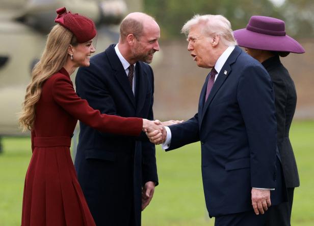 Kate Middleton und Donald Trump geben sich die Hand.