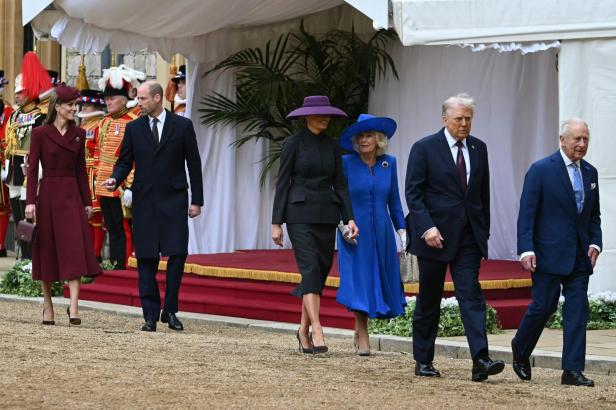 Kate, William, Melania Trump, Camilla und Charles laufen vor einer Ehrenformation.
