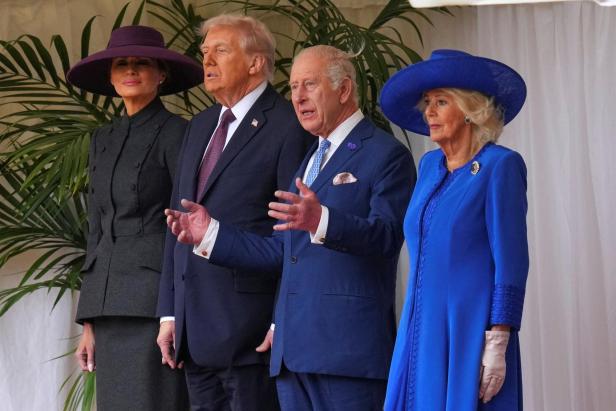 Melania Trump, Donald Trump, König Charles und Camilla stehen nebeneinander.