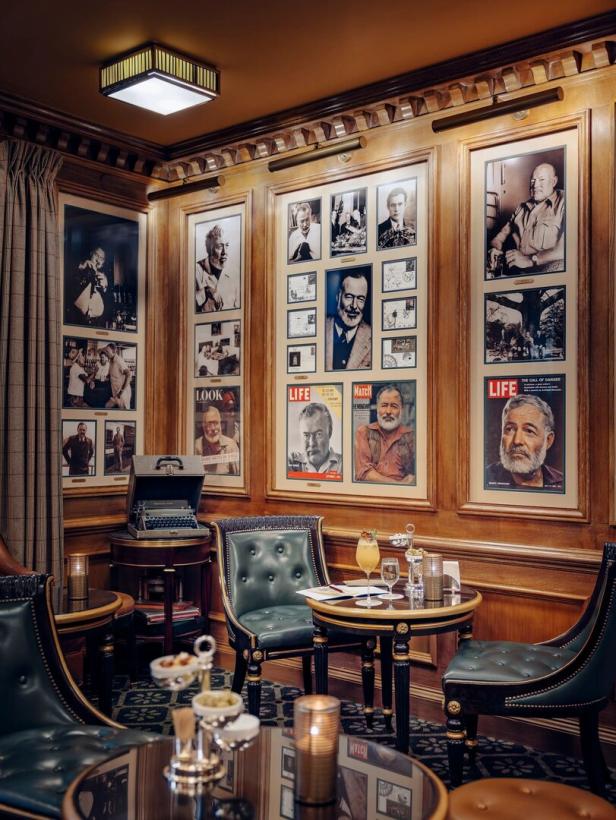 Ein Interieur mit Fotos und Zeitschriften von Ernest Hemingway an den Wänden.