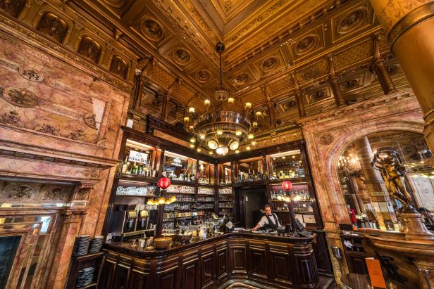Dekorierte Bar in der Hotellobby des Le Metropole, einem 5-Sterne-Luxushotel in der Altstadt von Brüssel.