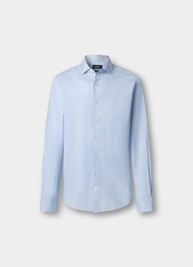 Ein hellblaues, langärmeliges Hemd mit Knöpfen vor einem neutralen Hintergrund.