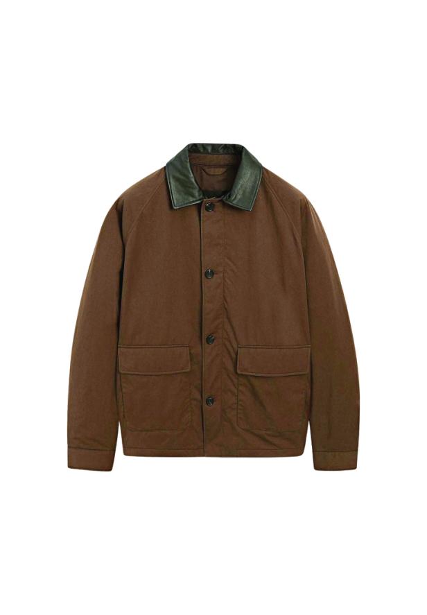 Eine braune Jacke mit Lederkragen und aufgesetzten Taschen.