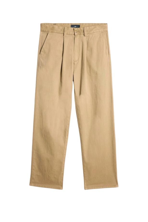 Eine beigefarbene Stoffhose mit Bundfalten liegt vor einem weißen Hintergrund.