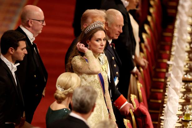 Prinzessin Kate bei Staatsbankett mit Trump Kate, mit Tiara und Abendkleid, steht neben anderen Gästen bei Staatsbankett