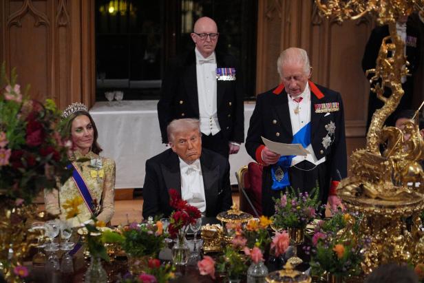 Bei einem festlichen Dinner sieht man König Charles, Kate und Donald Trump nebeneinander.