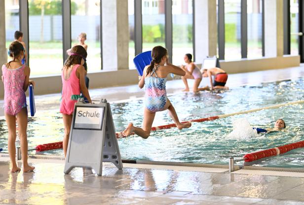 ++ THEMENBILD ++ SCHWIMMEN / SCHULKINDER / GRATIS SCHWIMMUNTERRICHT