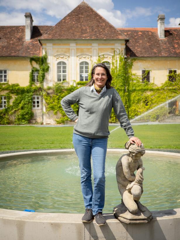 Sarah Keil vor dem Schloss Kohfidisch